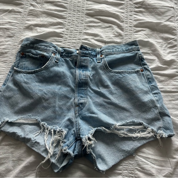 Light wash Levi shorts - Picture 2 of 4